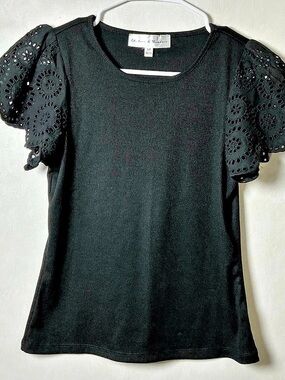 Chelsea & Trisdors Eyelet Sleeve Top in Black Size Small Like New